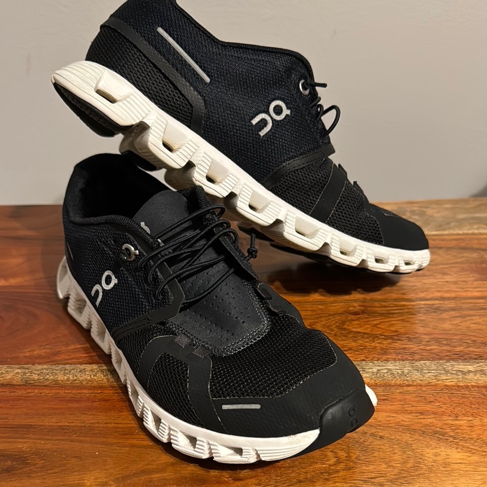 On Running Black and White Men's Shoes